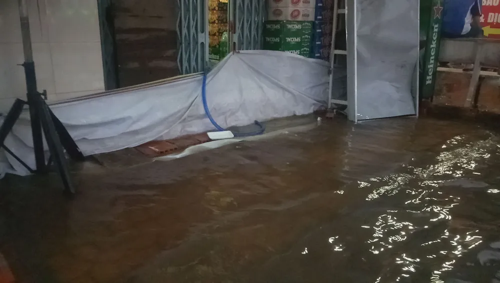 Cận cảnh người dân Cần Thơ bị nước ngập 'tấn công' ảnh 6