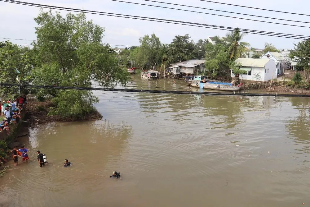 Rửa chân, người bán vé số té xuống rạch tử vong ảnh 1