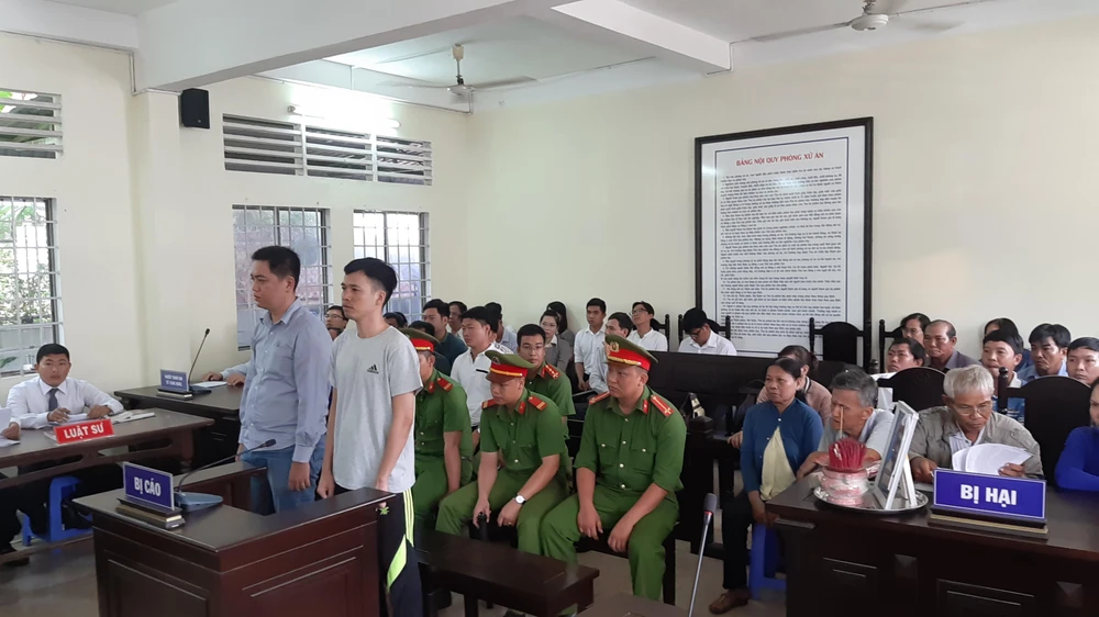 Đang xét xử 2 cựu công an viên đánh chết người vi phạm ảnh 2