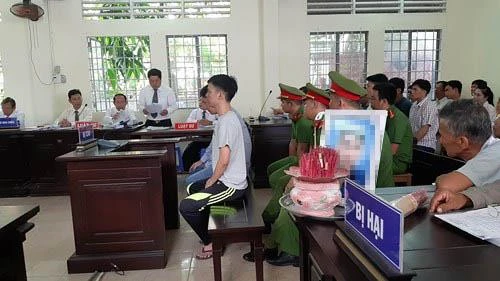 Đang xét xử 2 cựu công an viên đánh chết người vi phạm ảnh 1
