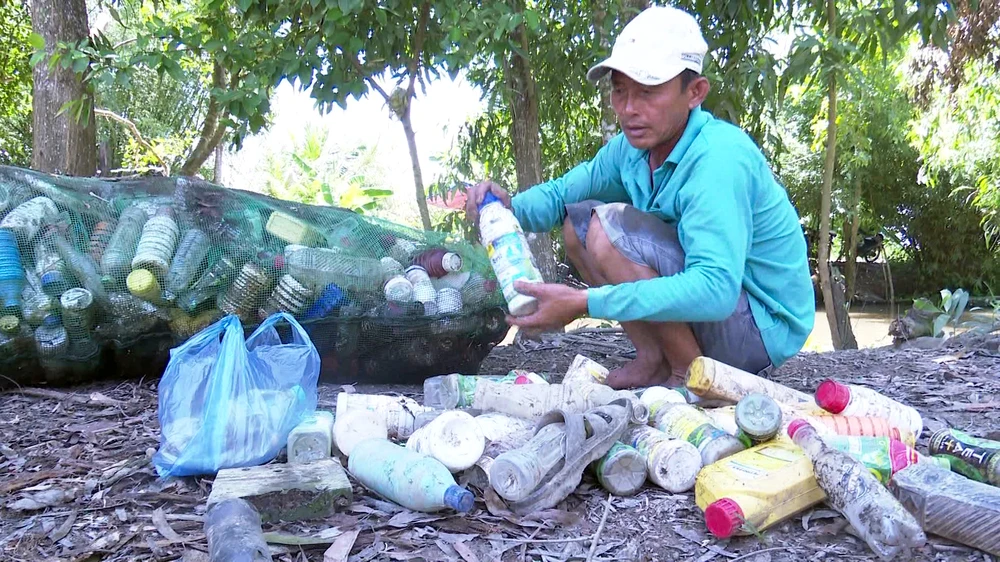 Độc đáo bè qua sông làm bằng vỏ chai thuốc bảo vệ thực vật ảnh 3