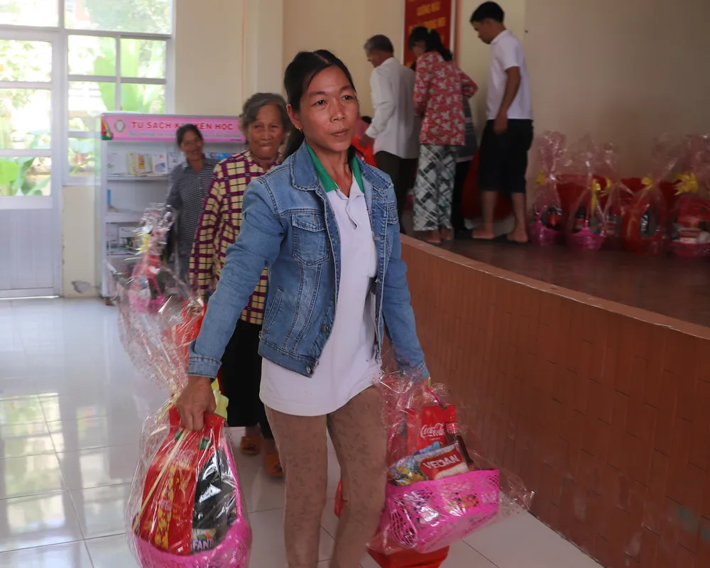 Báo Pháp Luật TP.HCM tặng quà tết cho bà con Tân Nhuận Đông ảnh 8 Báo Pháp Luật TP.HCM tặng quà tết cho bà con Tân Nhuận Đông ảnh 8