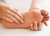 Tê bì lòng bàn chân và ngón chân là bệnh gì?