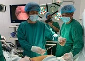 Người đàn ông vào viện cấp cứu cùng mũi dao trên lưng ảnh 2 Cứu sống ngoạn mục người đàn ông bị dao đâm xuyên ngực