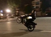 Chú rể rước dâu chạy xe không đội nón bảo hiểm còn nẹt pô ảnh 3 Cảnh sát sẽ hóa trang để xử lý đua xe, nẹt pô