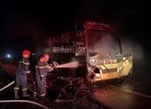 Xe khách giường nằm cháy rụi lúc rạng sáng