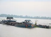 Bắt thêm 2 sà lan hút cát trái phép trên sông Tiền