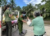 Giám đốc công an tỉnh An Giang thay chiến sĩ tuyến đầu làm tròn đạo hiếu ảnh 5 Công an An Giang trao 170 tấn gạo cho người dân khó khăn