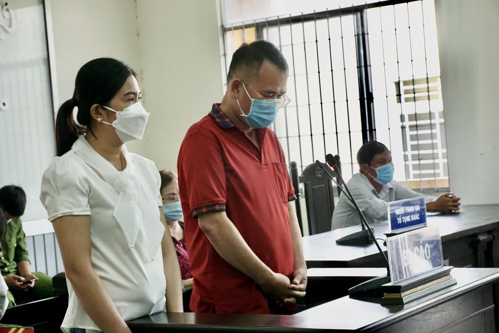 Bị cáo Nguyễn Văn Bình và Nguyễn Thị Lệ Quyên bị xét xử vì tự tạo công thức phân bón, bán phân không có phép lưu hành. tự tạo công thức phân bón.jpg