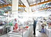 Mở lại chợ truyền thống an toàn để hạ nhiệt giá rau, cá