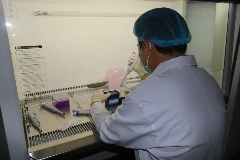 Lực lượng y tế tỉnh Đồng Tháp thực hiện xét nghiệm COVID-19. Ảnh minh họa: HD