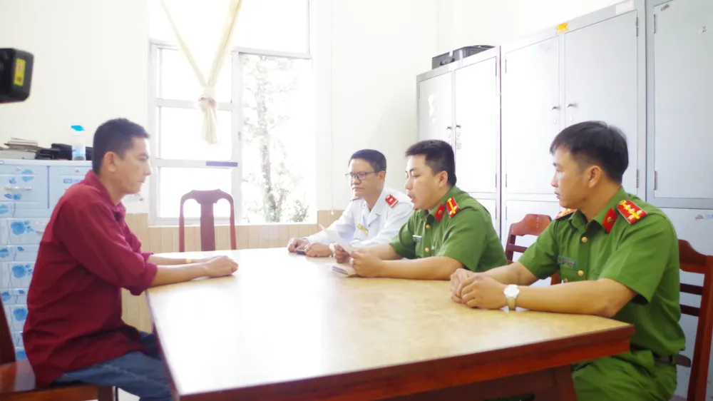 Ngành chức năng làm việc với ông Phan Hoàng Vũ. Ảnh: CACC