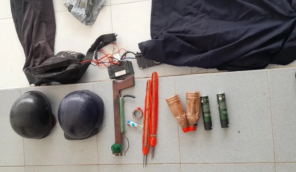 Số dụng cụ và hung khí hai bị can dùng để đi bắt trộm chó. Ảnh: CACC Số dụng cụ và hung khí hai bị can dùng để đi bắt trộm chó. Ảnh: CACC