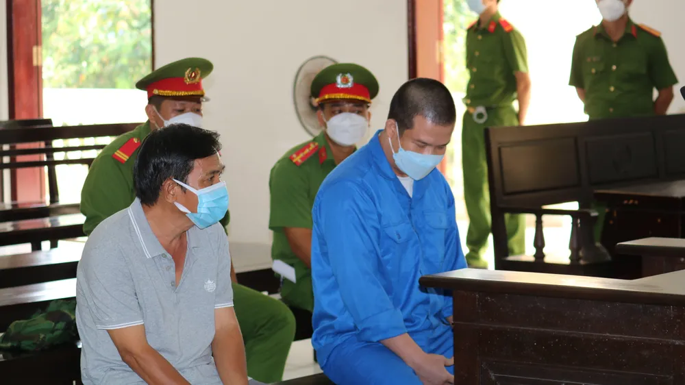 Bị cáo là Phạm Văn Cung (áo xanh) và Nguyễn Tuấn Sĩ. Ảnh: HD