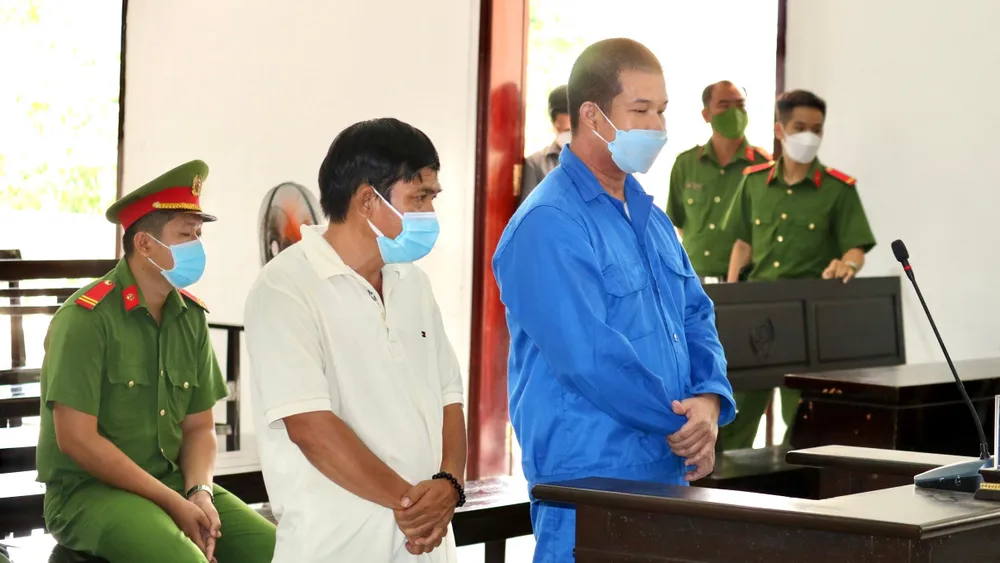 Hai bị cáo nghe tòa tuyên án. Ảnh: HD Hai bị cáo nghe tòa tuyên án. Ảnh: HD