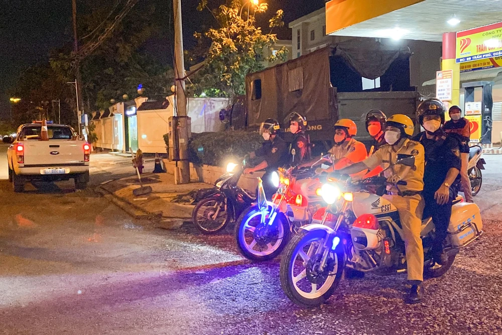 Lực lượng Cảnh sát giao thông thuộc phòng Cảnh sát giao thông đường bộ, đường sắt phối hợp cùng lực lượng Cảnh sát hình sự và ma túy ra quân tuần tra, kiểm soát, bảo đảm an ninh trật tự, an toàn giao thông từ 0 giờ ngày 15-4. Ảnh: CACC