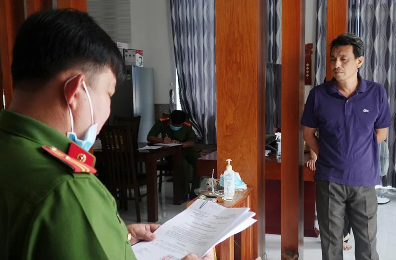 Công an đọc lệnh bắt bị can Bùi Quốc Việt. Ảnh: CACC