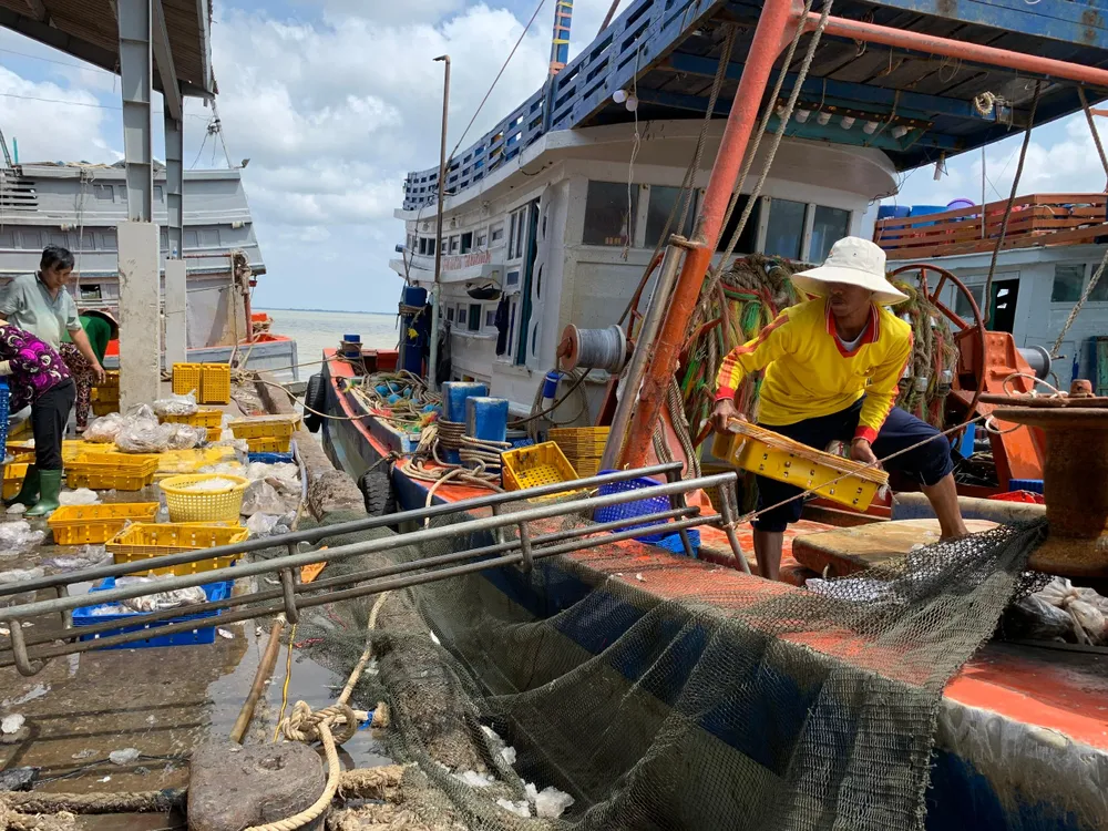 Bóc dỡ hàng hoá hoá tại Cảng cá Trần Đề (Sóc Trăng). Ảnh: HD