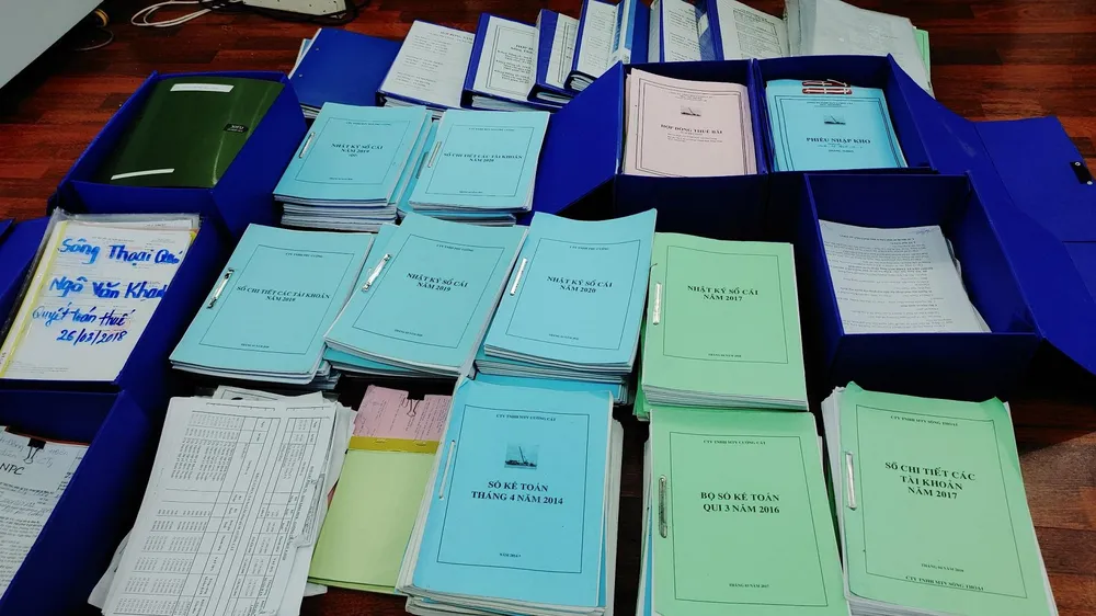 Các tài liệu, sổ sách công an thu giữ được qua khám xét. Ảnh: QUỲNH MINH