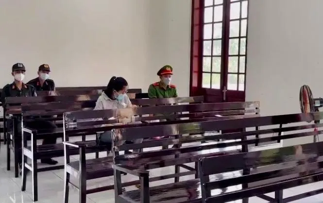 Chị H. ôm con nhỏ mới sinh đến dự phiên toà xét xử mẹ, chồng và em trai. Ảnh: HD Chị H. ôm con nhỏ mới sinh đến dự phiên toà xét xử mẹ, chồng và em trai. Ảnh: HD