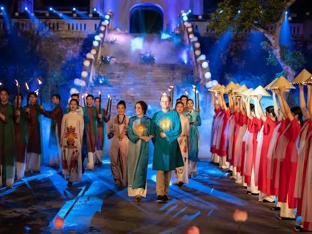 Vợ chồng đại sứ Argentina trình diễn thiết kế của NTK Huệ Thi Vợ chồng đại sứ Argentina trình diễn thiết kế của NTK Huệ Thi