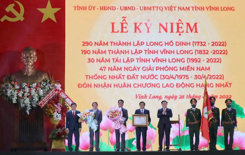 Thay mặt lãnh đạo Đảng, Nhà nước, Chủ tịch Quốc hội trao Huân chương Lao động hạng Nhất cho đảng bộ, chính quyền và nhân dân tỉnh Vĩnh Long. Ảnh: HD Thay mặt lãnh đạo Đảng, Nhà nước, Chủ tịch Quốc hội trao Huân chương Lao động hạng Nhất cho đảng bộ, chính quyền và nhân dân tỉnh Vĩnh Long. Ảnh: HD