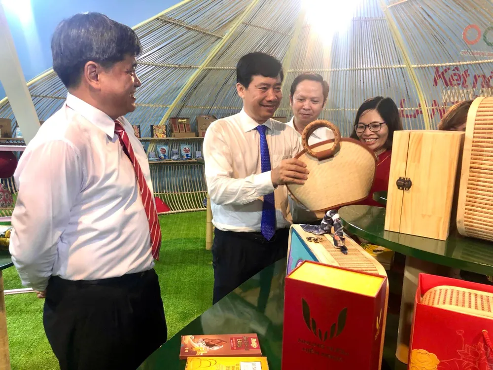 Chủ tịch UBND tỉnh Đồng Tháp ông Phạm Thiện Nghĩa và lãnh đạo Bộ NN&PTNT tham quan các gian hàng trưng bày sản phẩm tại sự kiện. Ảnh: HD Chủ tịch UBND tỉnh Đồng Tháp ông Phạm Thiện Nghĩa và lãnh đạo Bộ NN&PTNT tham quan các gian hàng trưng bày sản phẩm tại sự kiện. Ảnh: HD