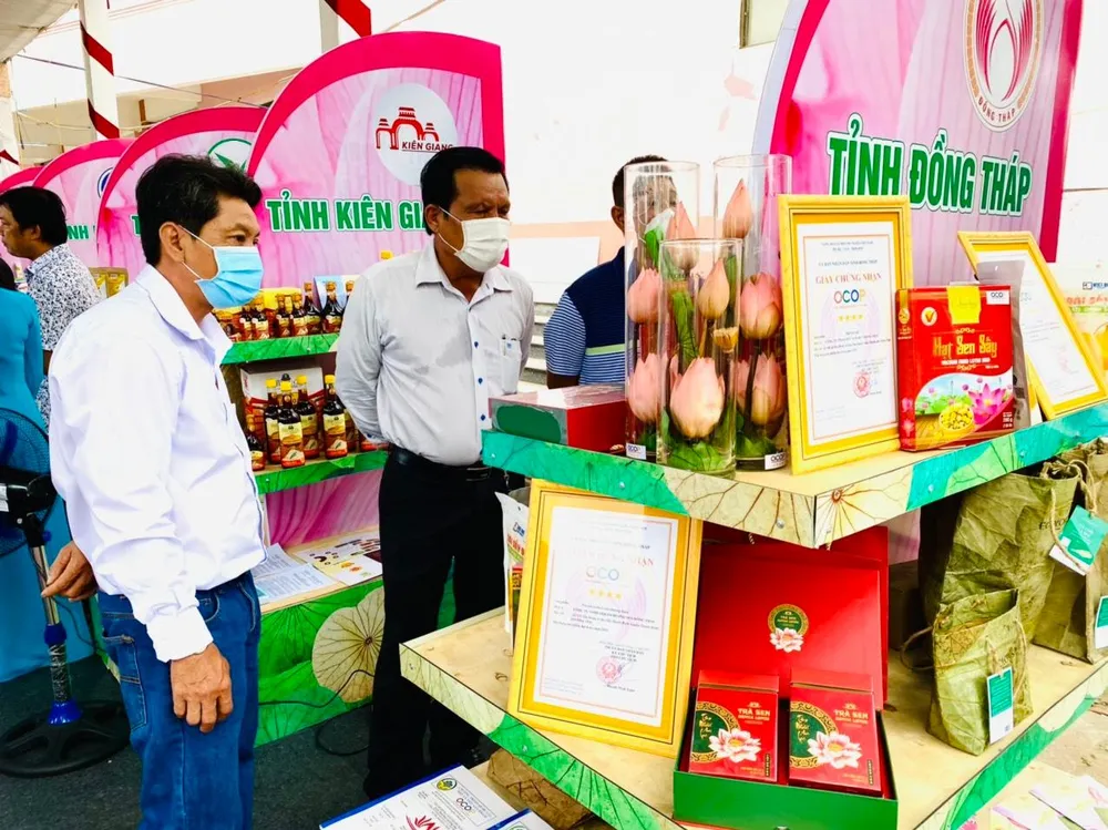 Có 32 tỉnh, thành phố đăng ký tham gia với 320 gian hàng ở Diễn đàn Kết nối sản phẩm OCOP vùng đồng bằng sông Cửu Long. Ảnh: HD Có 32 tỉnh, thành phố đăng ký tham gia với 320 gian hàng ở Diễn đàn Kết nối sản phẩm OCOP vùng đồng bằng sông Cửu Long. Ảnh: HD