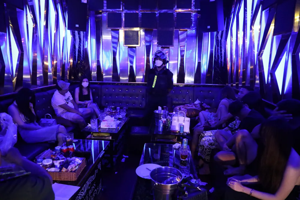 Lực lượng kiểm tra quán karaoke trong khách sạn phát hiện nhiều người dương tính ma tuý. Ảnh: CACC