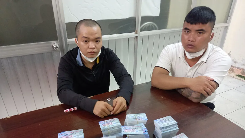 Hai người rải tờ rơi cho vay tiền bị Công an xã Giai Xuân, huyện Phong Điền bắt quả tang. Ảnh: CACC