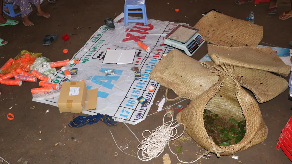 Các tang vật công an thu giữ tại hiện trường. Ảnh: CACC