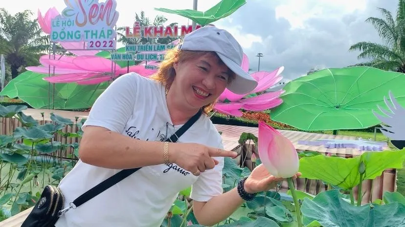 Chị Kiều thích thú chụp hình với sen