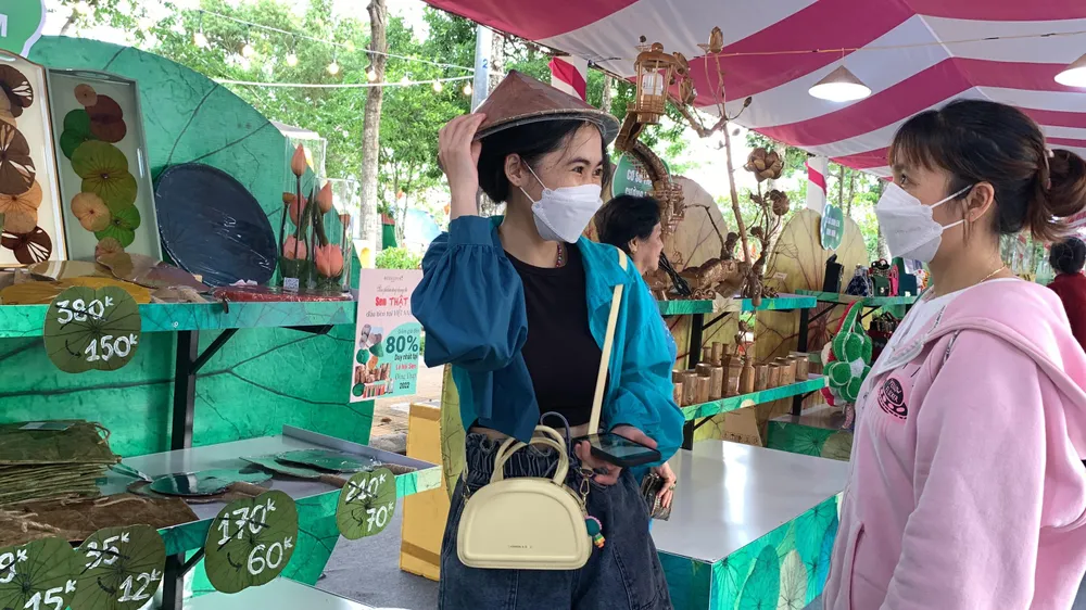 Cô gái thích thú với các sản phẩm thủ công xin xắn từ lá sen