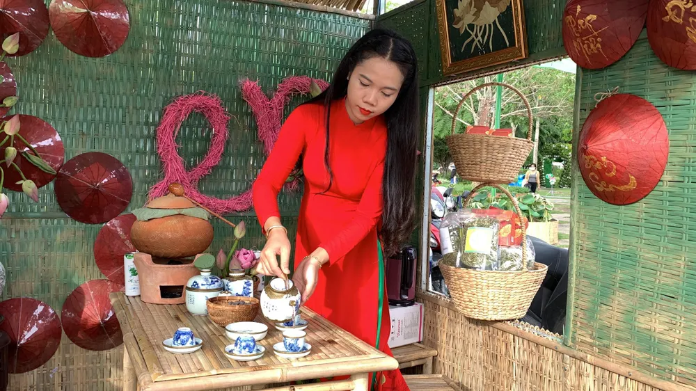 Không gian thưởng thức trà lá sen tại lễ hội
