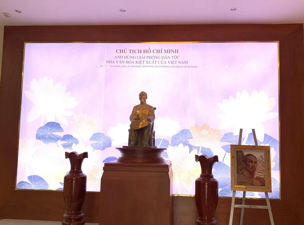 Tượng Chủ tịch Hồ Chí Minh được đặt trang nghiêm trong Nhà trưng bày.