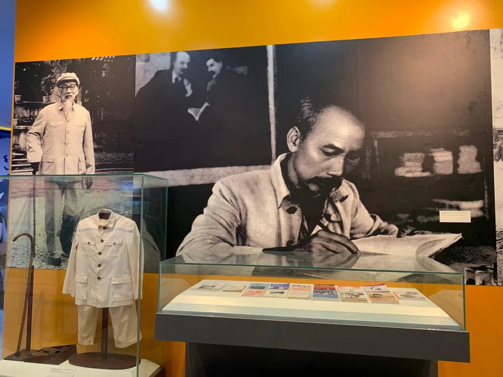 Hình ảnh cùng hiện vật của Chủ tịch Hồ Chí Minh trong Nhà trưng bày.