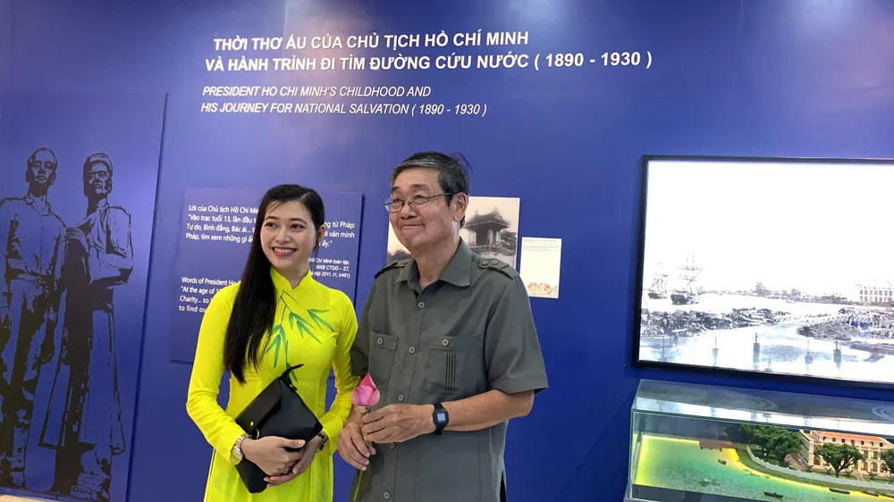 Đại biểu tham quan, chụp ảnh lưu niệm tại Nhà trưng bày “Chủ tịch Hồ Chí Minh với Cách mạng Việt Nam”.