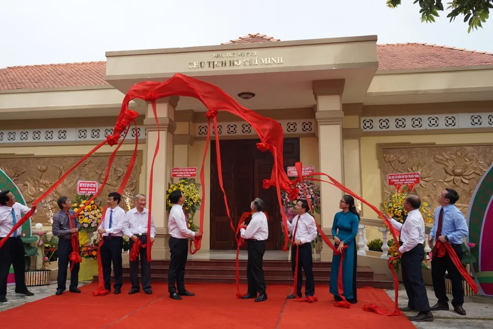 Các đại biểu tháo băng khánh thành Nhà trưng bày “Chủ tịch Hồ Chí Minh với Cách mạng Việt Nam”.