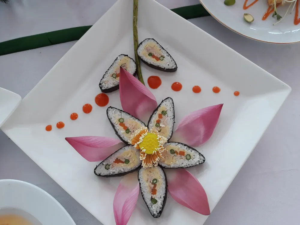 Bên cạnh chế biến, các món ăn con được trang trí đẹp mắt làm tăng giá trị món ăn