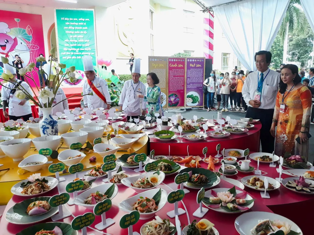 Các đầu bếp chế biến 200 món ngon từ sen