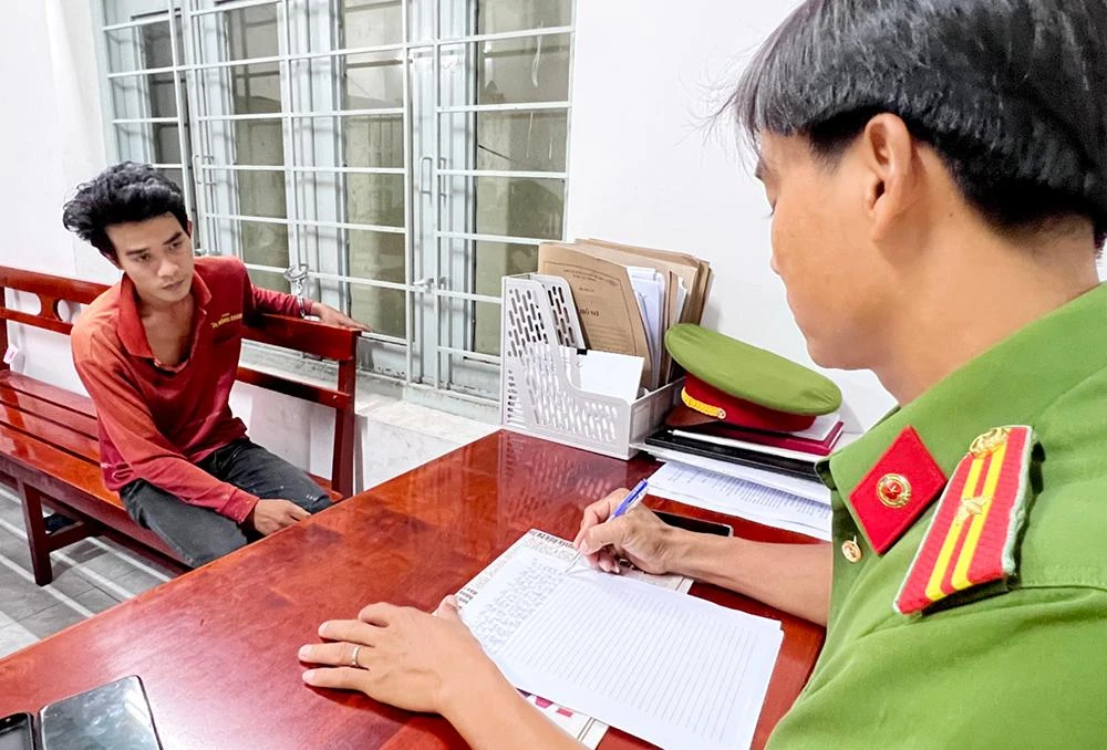 Đinh Công Dư tại cơ quan công an. Ảnh: CACC