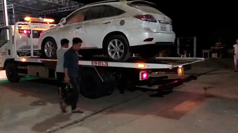 Xe LEXUS RX350 tiền tỉ được phát hiện trong kho hàng ở khu vực biên giới. Ảnh: CACC Xe LEXUS RX350 tiền tỉ được phát hiện trong kho hàng ở khu vực biên giới. Ảnh: CACC