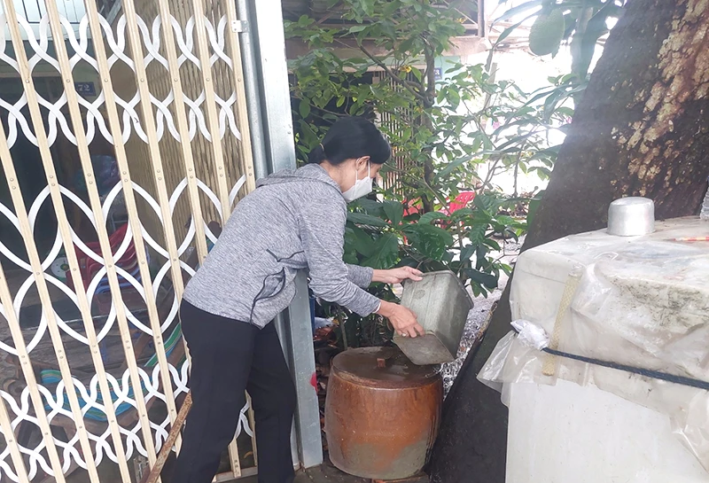 Trạm Y tế xã Tân Thuận Tây thuộc Trung tâm Y tế TP Cao Lãnh thực hiện Chiến dịch diệt lăng quăng phòng, chống sốt xuất huyết lần 1. Ảnh: Bích Thuỷ