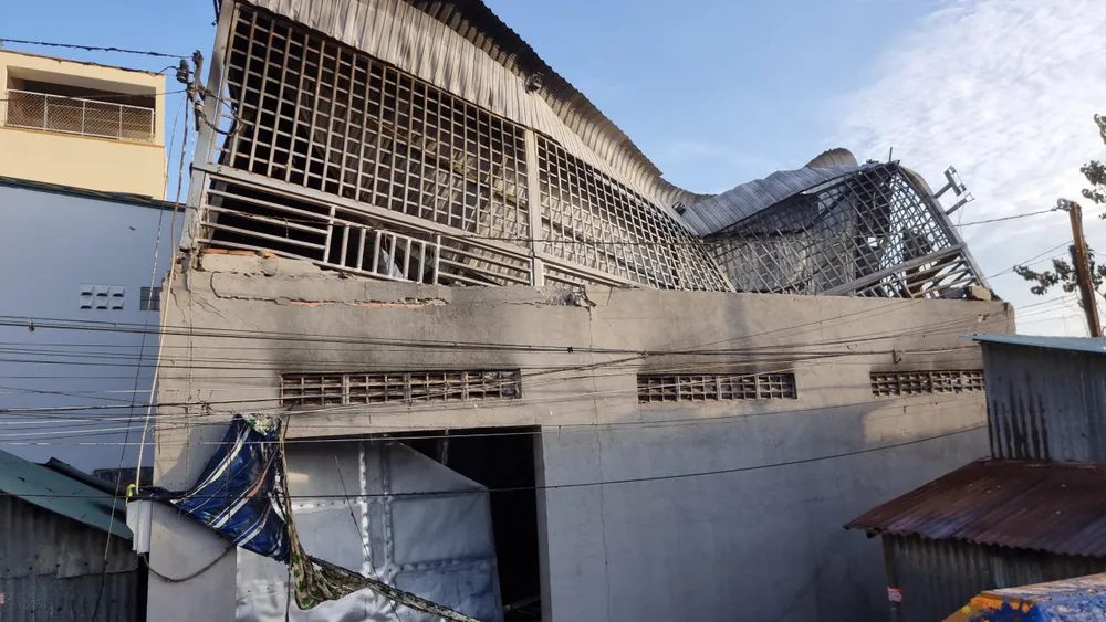 Căn nhà bị cháy lan một phần. Ảnh: LĐ Căn nhà bị cháy lan một phần. Ảnh: LĐ