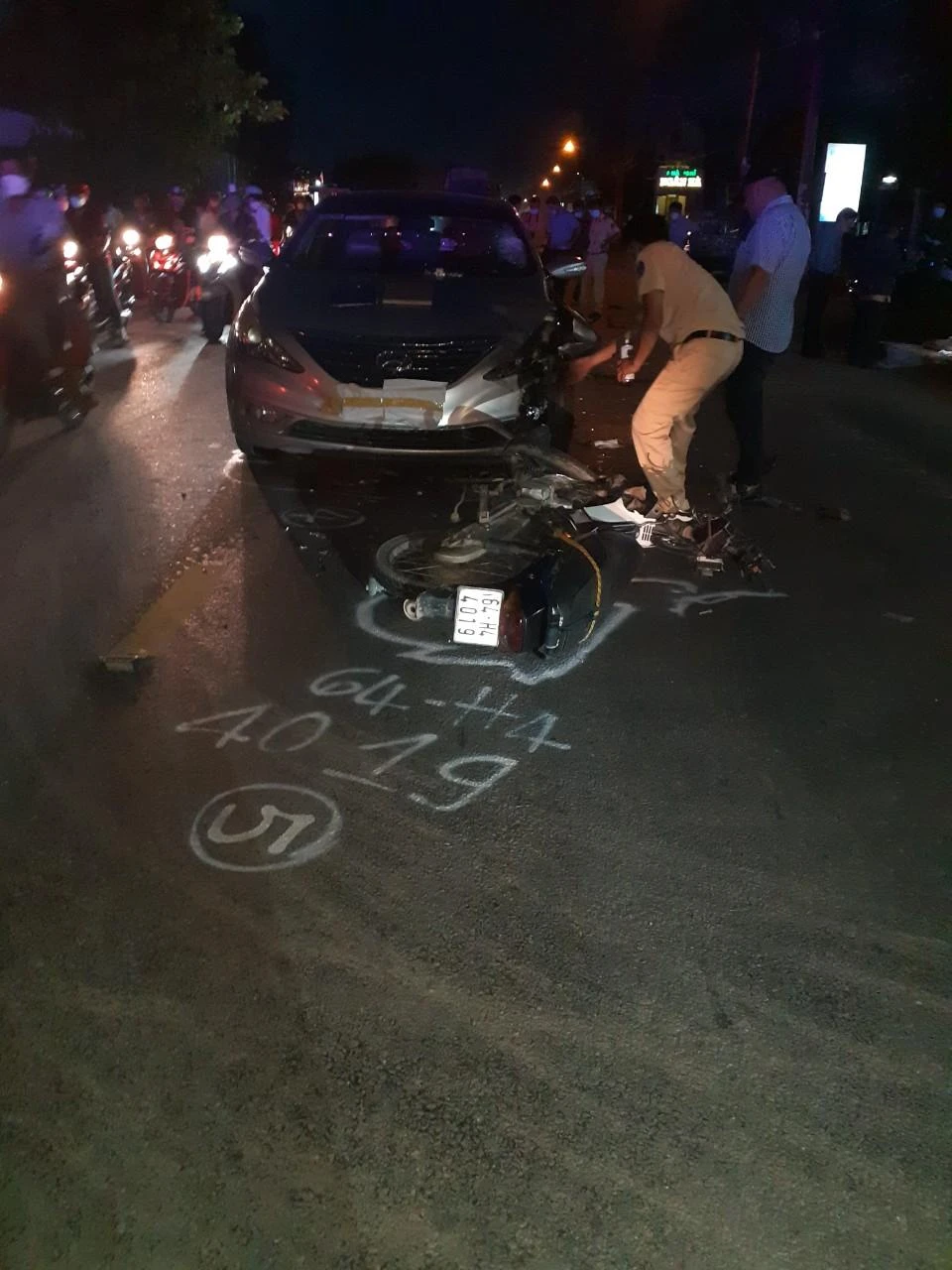 Lực lượng công an đang khám nghiệm hiện trường vụ tai nạn. Ảnh: HD