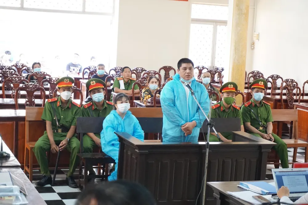 Vợ chồng bị cáo Trung và Oanh tại tòa. Ảnh: HD Vợ chồng bị cáo Trung và Oanh tại tòa. Ảnh: HD