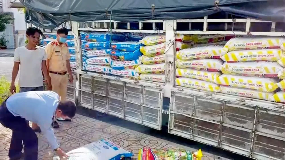 Lực lượng chức năng phát hiện 200 bao phân bón hỗn hợp giả, kém chất lượng. Ảnh: CACC