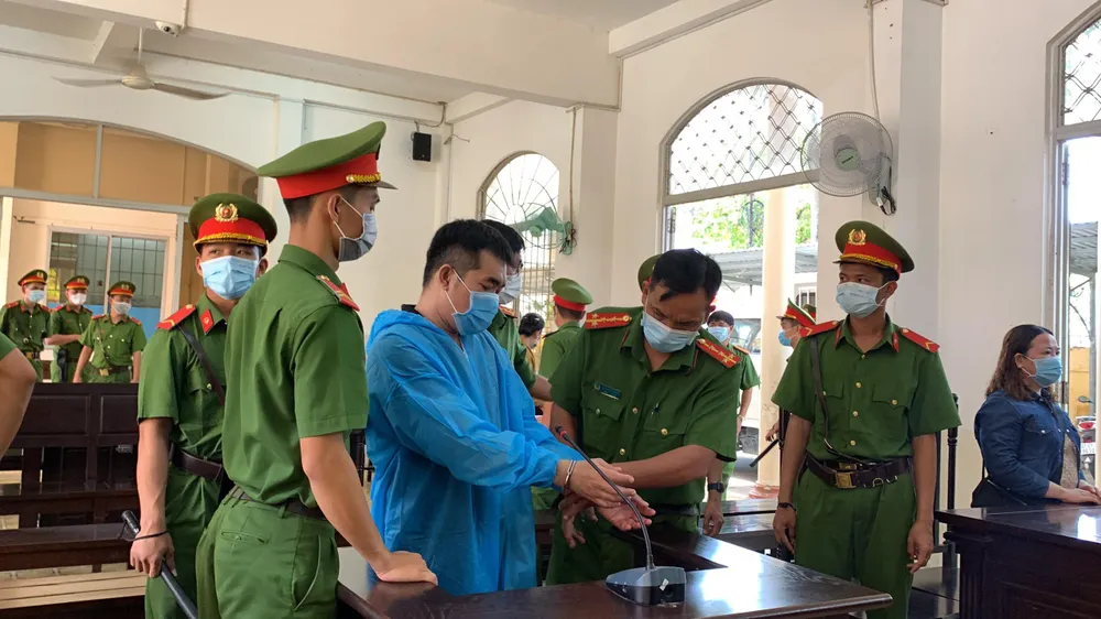 Bị cáo Tân có 1 tiền án về tội hiếp dâm trẻ em chưa được xóa án tích thì tiếp tục tái phạm nguy hiểm. Ảnh: HD Bị cáo Tân có 1 tiền án về tội hiếp dâm trẻ em chưa được xóa án tích thì tiếp tục tái phạm nguy hiểm. Ảnh: HD