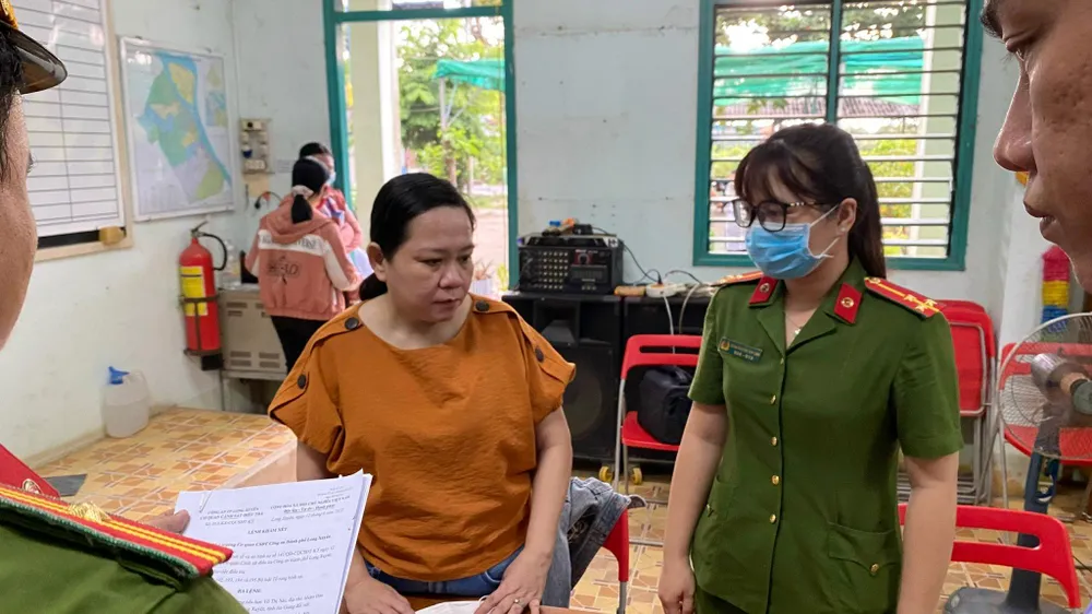 Công an đọc lệnh bắt tạm giam Nguyễn Dạ Thảo. Ảnh: HD