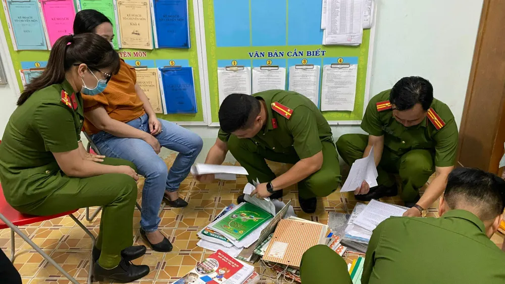 Công an khám xét nơi làm việc 2 bị can